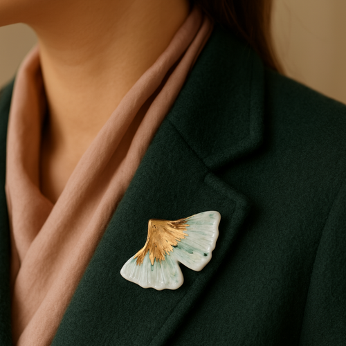 Green coat with a ginkgo brooch featuring with gold.