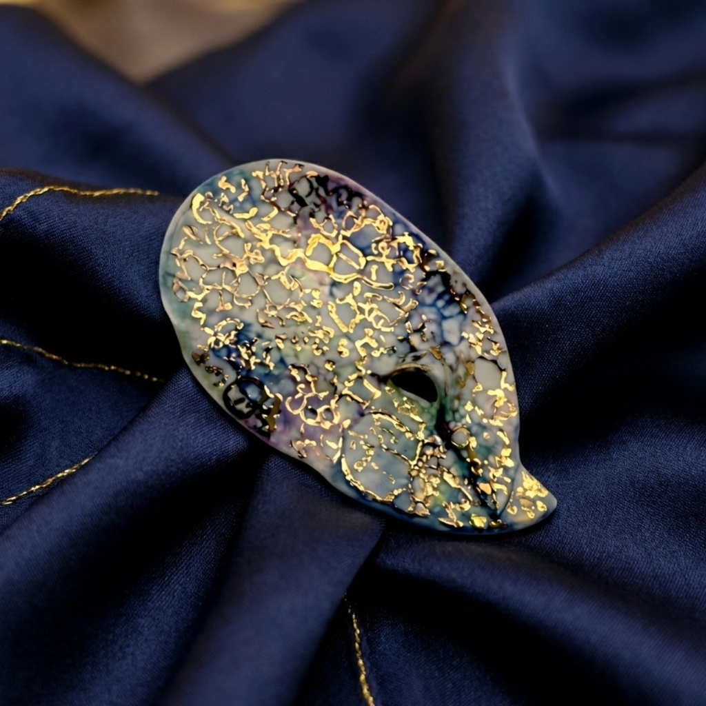 Broșă din porțelan, model neregulat, decorată cu aur coloidal 24k
