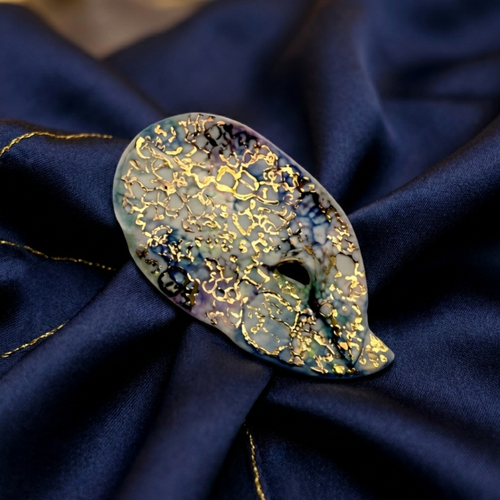 Broșă din porțelan, model neregulat, decorată cu aur coloidal 24k