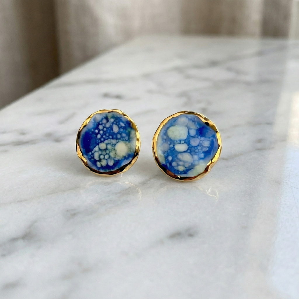 Cercei mici din porțelan, model disc, decorați cu aur coloidal 24k