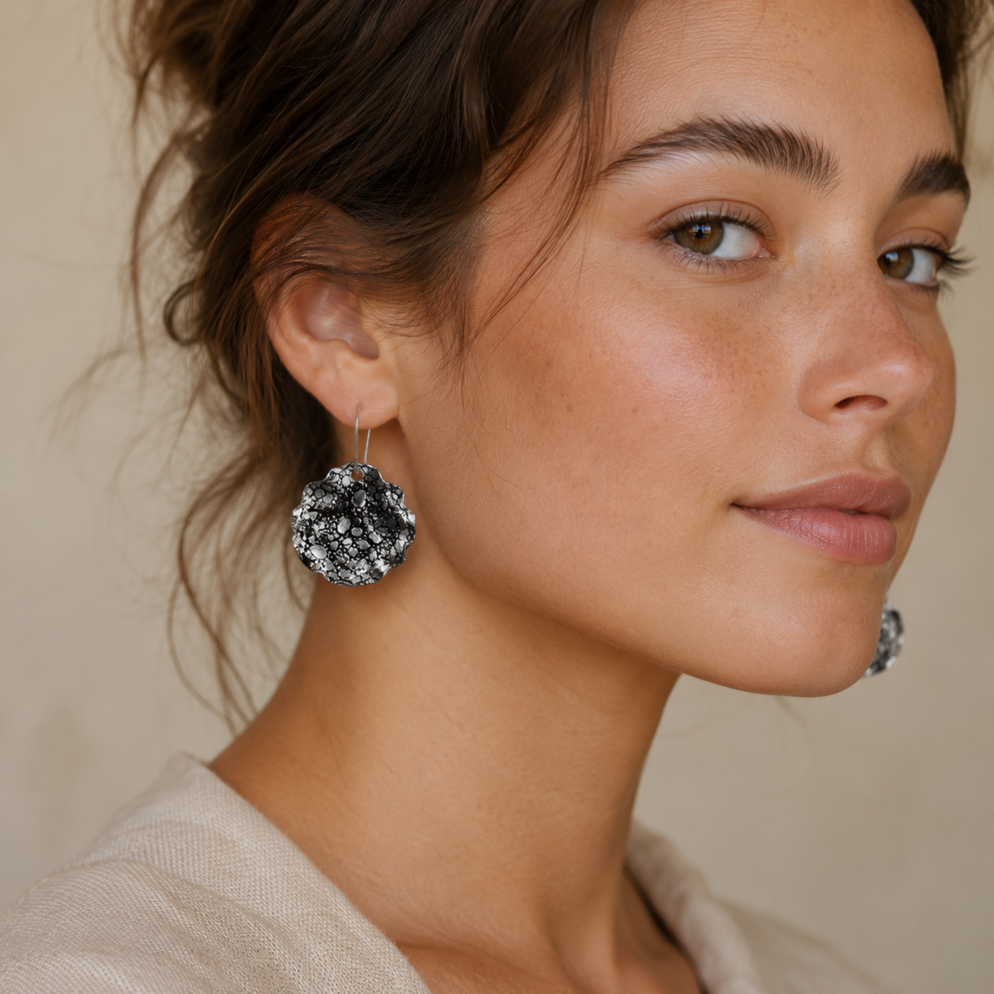 porcelain earrings decorated with platinum