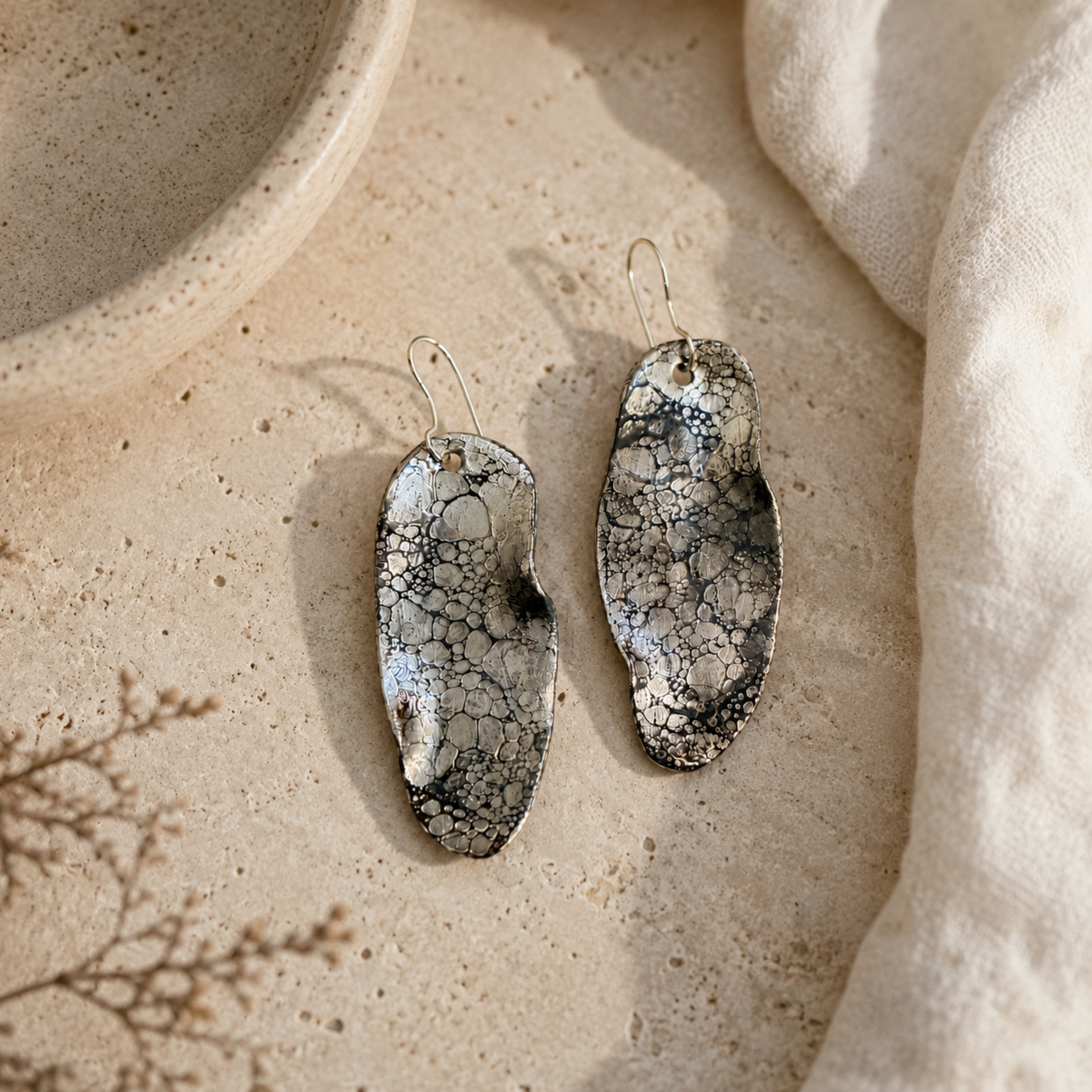 porcelain earrings with platinum details 