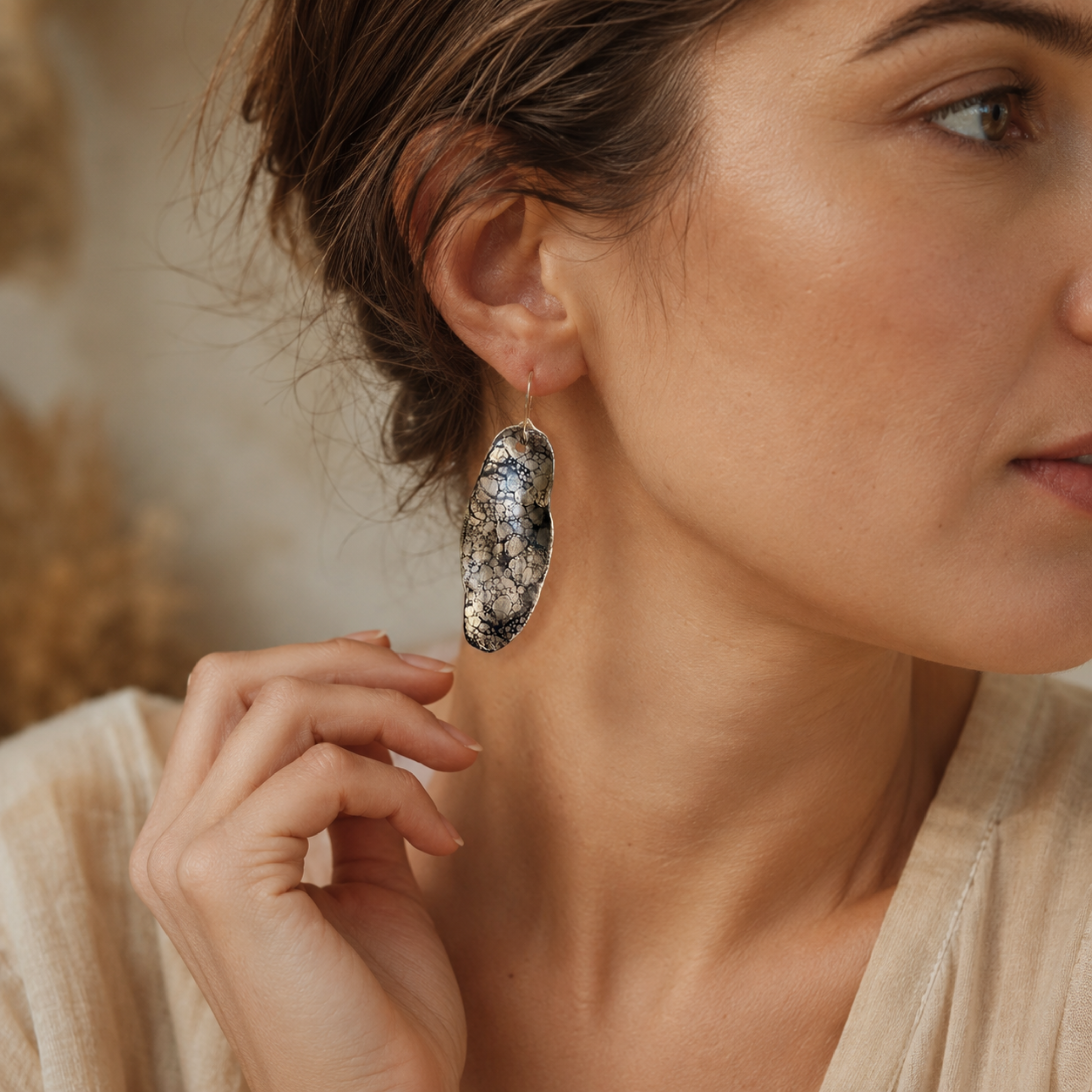 porcelain earrings with platinum details 